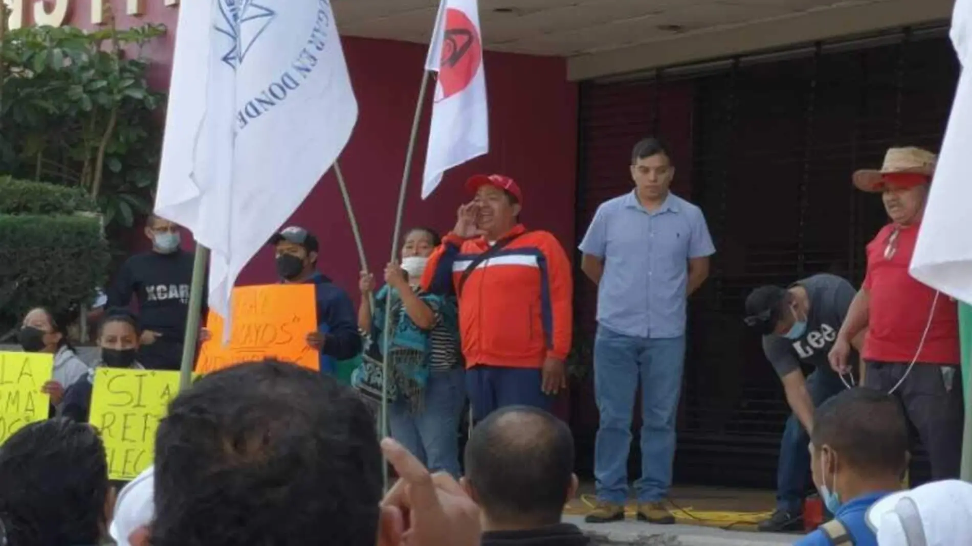 Manifestantes en sede INE